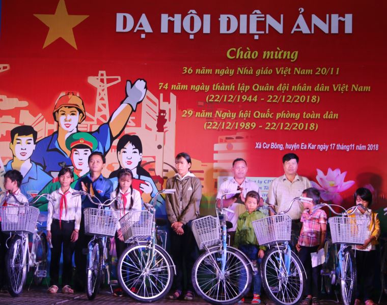 Đại diện Ban tổ chức trao xe đạp tặng các học sinh nghèo.