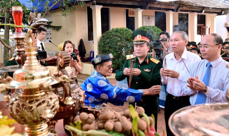 Các đại biểu dâng hương tưởng niệm