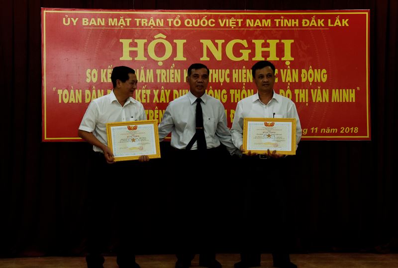 Đại diện các tập thể nhận Bằng khen của Ủy ban MTTQ Việt Nam tỉnh.