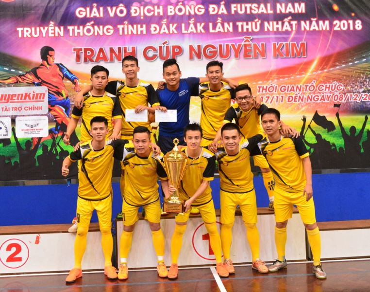 Các cầu thủ đội bóng Nguyễn Kim FC đoạt chức Vô địch.  