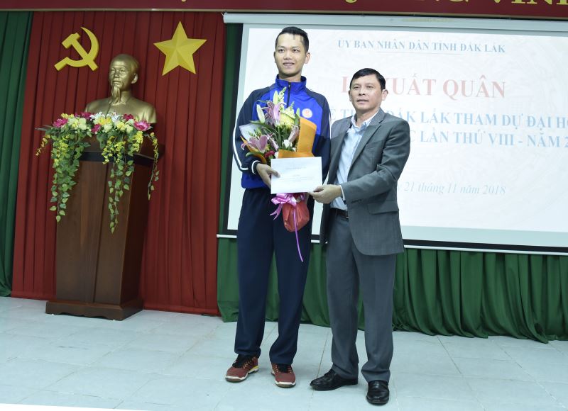 Phó Chủ tịch UBND tỉnh Nguyễn Tuấn Hà tặng quà cho đoàn VĐV tham gia Đại hội