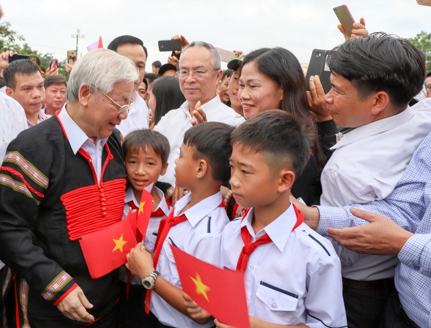 Thiếu nhi xã Dur Kmăl (huyện Krông Ana) chào mừng Tổng Bí thư, Chủ tịch nước Nguyễn Phú Trọng tham dự Ngày hội Đoàn kết toàn dân tộc. Ảnh: H.Gia 