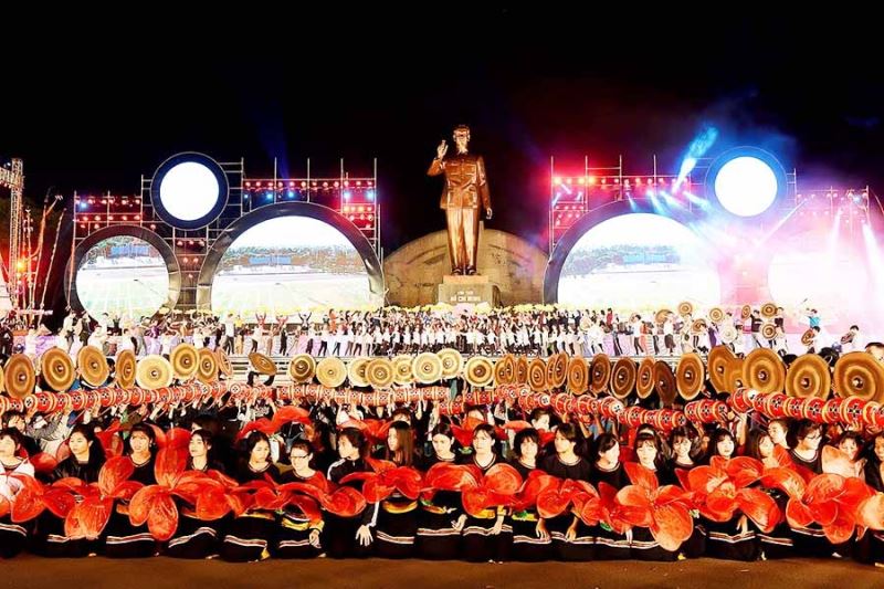 Toàn cảnh đêm khai mạc Festival văn hóa cồng chiêng Tây Nguyên năm 2018.