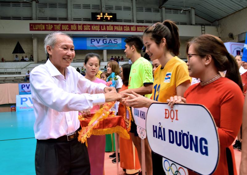 Ông Thái Hồng Hà, Giám đốc Sở VHTTDK Đắk Lắk trao Cờ Lưu niệm cho các đội tham gia giải