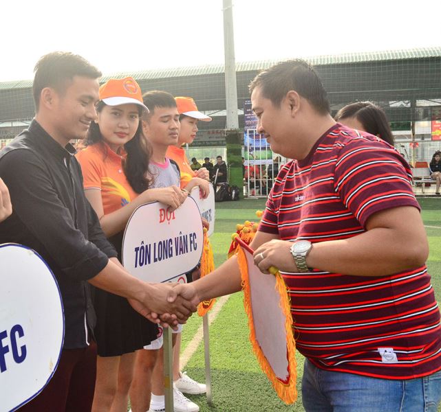 Ông Võ Duy Khang, Giám đốc Trung tâm Mua sắm Nguyễn Kim Buôn Ma Thuột trao Cờ lưu niệm cho các đội dự Giải Futsal - Cúp Nguyễn Kim 2018.