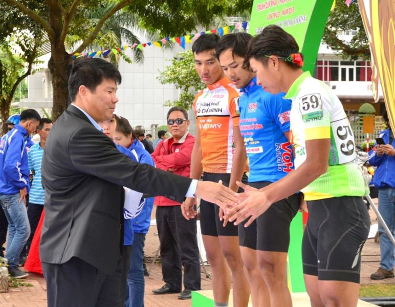 Ông Nguyễn Văn Hà, Phó Giám đốc Sở Văn hóa, Thể thao và Du lịch Đắk Lắk trao giải sprint 3 cho các cua rơ.