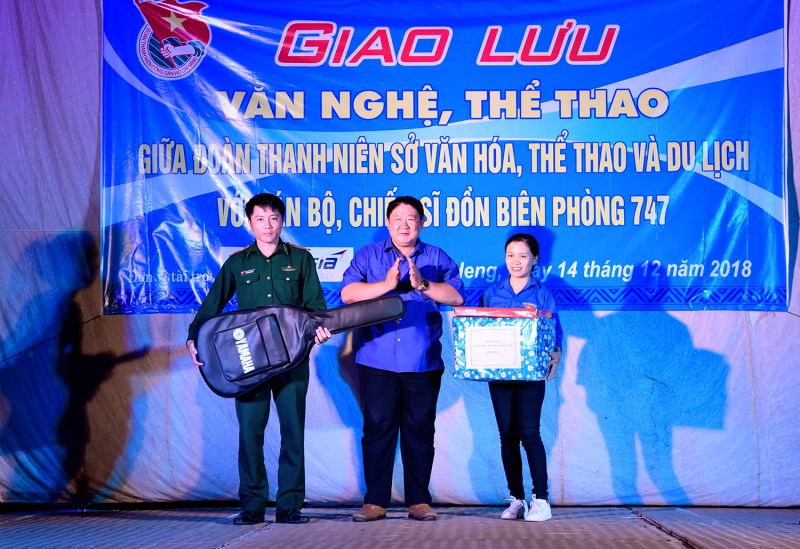 Đại diện Đoàn cơ sở Sở VHTTDl tặng quà cho cán bộ, chiến sĩ Đồn Biên phòng Bo Heng