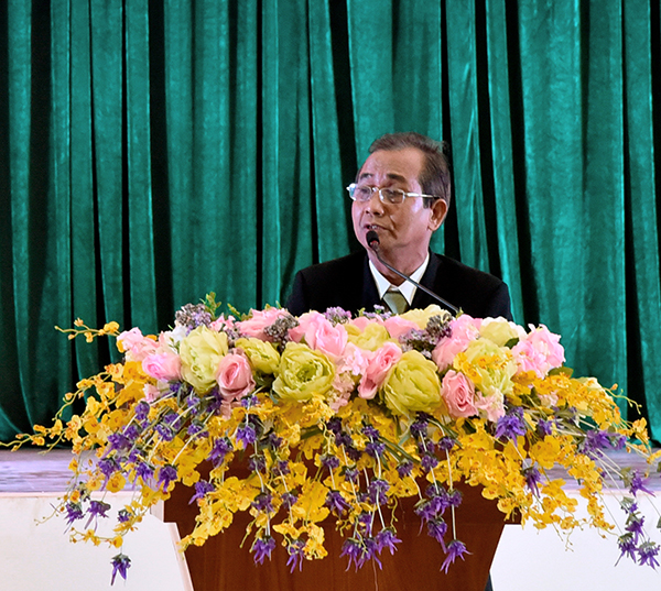 Chủ tịch Hội Nhà báo tỉnh Y Tuin Kmăn đại diện giới báo chí phát biểu tại buổi gặp mặt