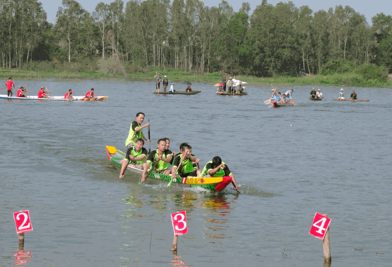 Giải đua thuyền truyền thống tại xã Ea Hu, huyện Cư Kuin