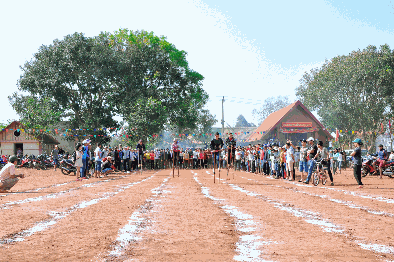 Thi chạy cà kheo trong Ngày hội Văn hóa các dân tộc thành phố Buôn Ma Thuột năm 2017