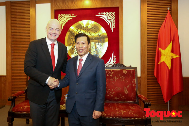 Bộ trưởng Nguyễn Ngọc Thiện tiếp Chủ tịch FIFA Gianni Infantino. Ảnh: Nam Nguyễn