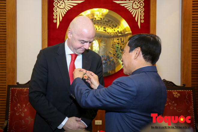 Bộ trưởng trao Kỷ niệm chương vì sự nghiệp VHTTDL cho Chủ tịch FIFA. Ảnh: Nam Nguyễn 