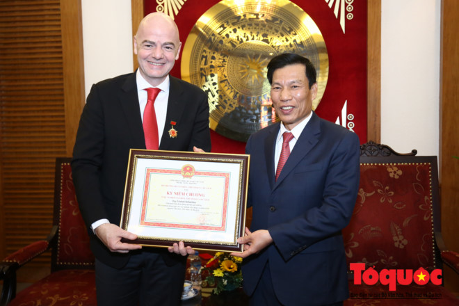 Chủ tịch FIFA bày tỏ vinh dự khi được nhận Kỷ niệm chương từ Bộ VHTTDL. Ảnh: Nam Nguyễn