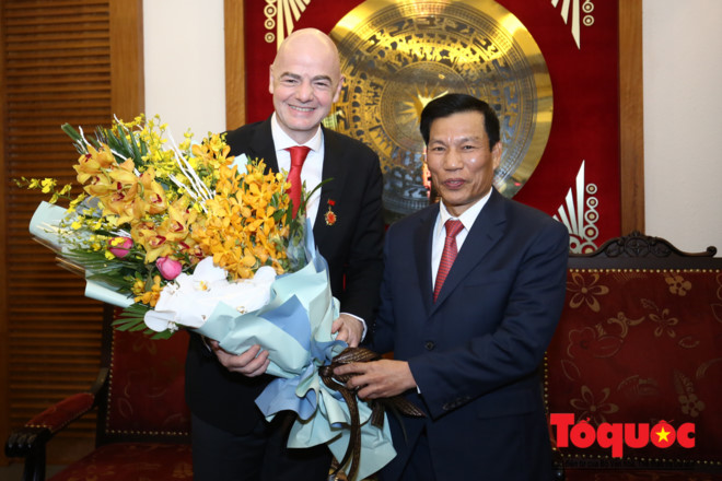 Bộ trưởng Nguyễn Ngọc Thiện tặng hoa cho Chủ tịch FIFA Gianni Infantino. Ảnh: Nam Nguyễn