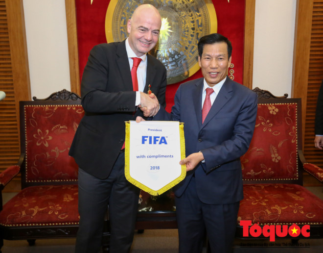 Chủ tịch FIFA tặng cờ lưu niệm của Liên đoàn Bóng đá thế giới cho Bộ VHTTDL. Ảnh: Nam Nguyễn