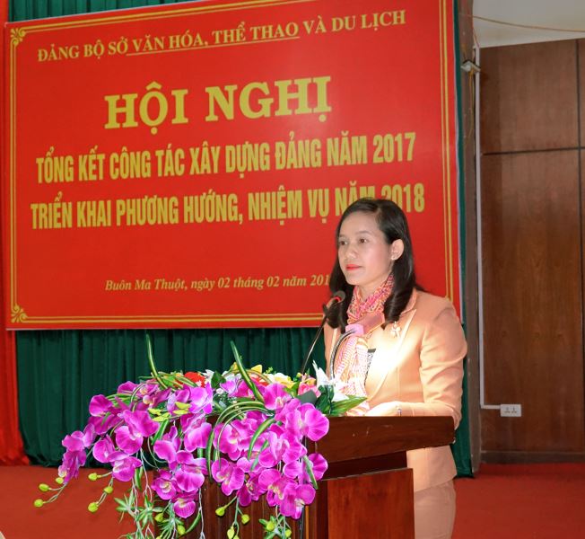 Bí thư Đảng ủy Sở VHTTDL H'Lim Niê phát biểu khai mạc hội nghị