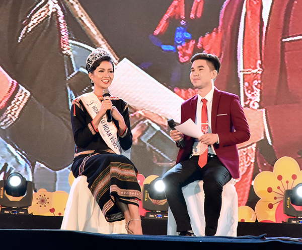 Giao lưu cùng Hoa hậu Hoàn vũ Việt Nam 2017 H'Hen Niê