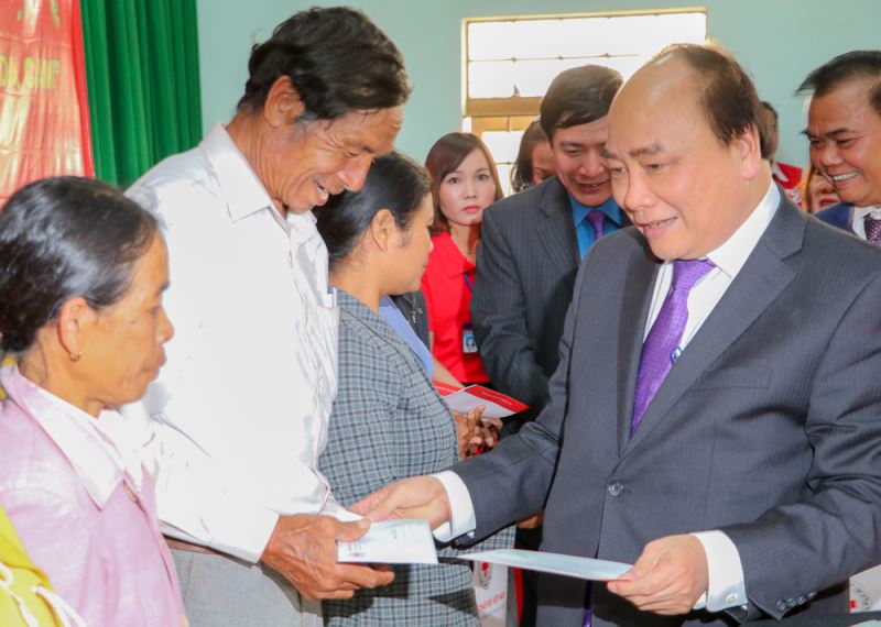  Thủ tướng Nguyễn Xuân Phúc thăm, chúc Tết và tặng quà gia đình chính sách, hộ nghèo dân tộc thiểu số... Ảnh: Hoàng Gia