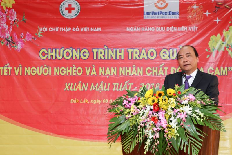 Thủ tướng Chính phủ Nguyễn Xuân Phúc phát biểu chúc Tết đồng bào các dân tộc ở xã Ea Tiêu (huyện Cư Kuin). Ảnh: Hoàng Gia 
