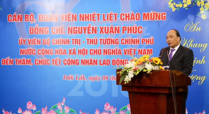Thủ tướng Chính phủ Nguyễn Xuân Phúc gửi lời thăm hỏi ân cần, chúc Tết đến công nhân, người lao động tỉnh Đắk Lắk. Ảnh: Hoàng Gia