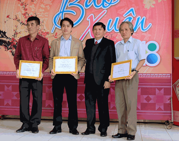Phó Chủ tịch UBND tỉnh Nguyễn Tuấn Hà trao Giải Báo chí Hội Nhà báo tỉnh tặng các tác giả, nhóm tác giả đoạt giải A.
