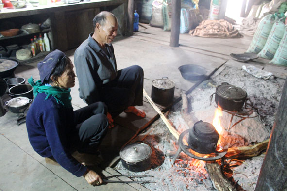 Ngày đông rét gia đình ông Hoàng Văn Pèng thường quây quần bên bếp lửa trong nhà sàn.