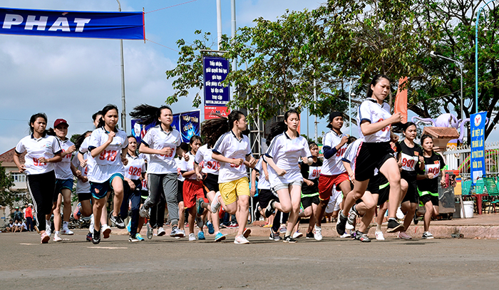 Vận động viên tham gia Giải việt dã truyền thống tỉnh lần thứ XXXVI, nằm trong chương trình Đại hội Thể dục Thể thao tỉnh Đắk Lắk lần thứ VIII, năm 2017-2018.