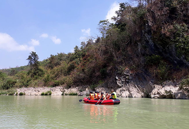 Rafting (chèo thuyền phao) xuôi dòng Sêrêpốk, vượt ghềnh đá.