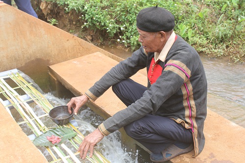 Thầy cúng đọc lời khấn thần linh mang nước - nguồn sự sống quan trọng nhất đến cho buôn làng