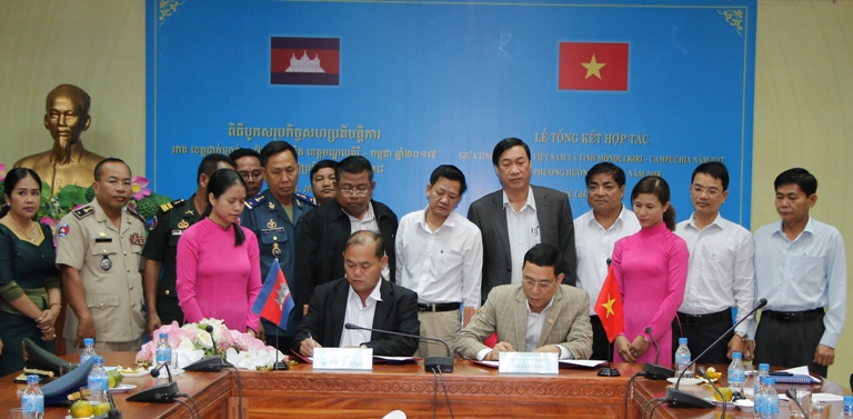 Đại diện lãnh đạo hai tỉnh Đắk Lắk và Mondulkiri ký Biên bản hợp tác năm 2018.