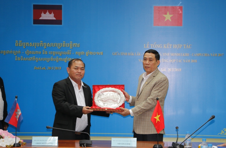 Phó Tỉnh trưởng tỉnh Mondulkiri Chăn Sochantha (bìa trái) trao quà lưu niệm tặng tỉnh Đắk Lắk