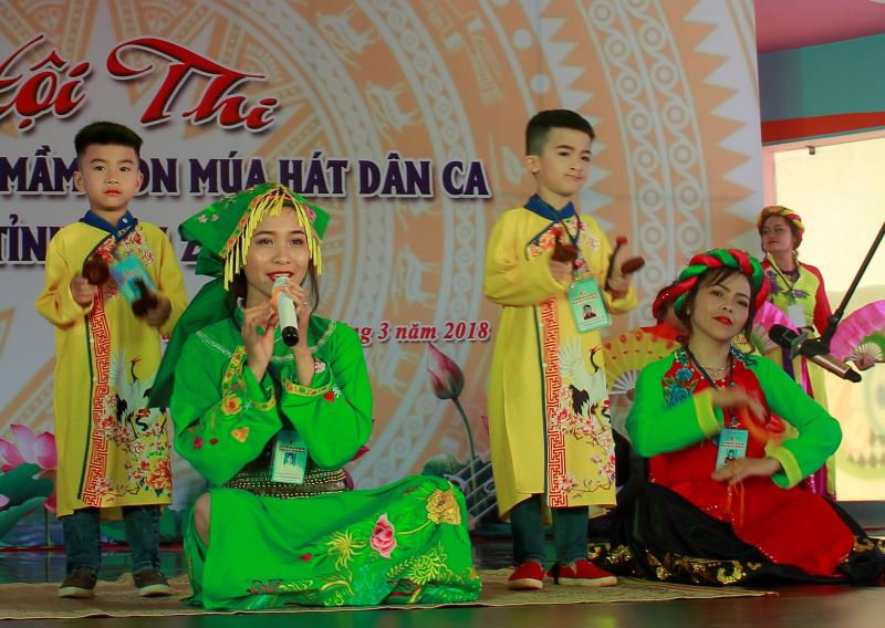 Tiết mục hát múa “Cô Đôi Thượng ngàn” của Phòng GD - ĐT huyện Krông Năng.