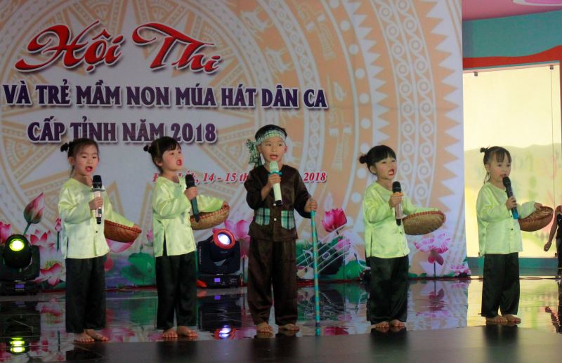 Trẻ mầm non thuộc đoàn Phòng GD- ĐT huyện  Krông Năng biểu diễn tiết mục “Hò ba lý” – dân ca Quảng Nam.