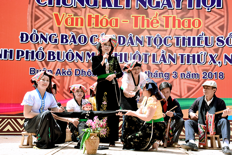 Đội nghệ nhân dôn tộc Thái xã Hòa Phú tham gia Ngày hội