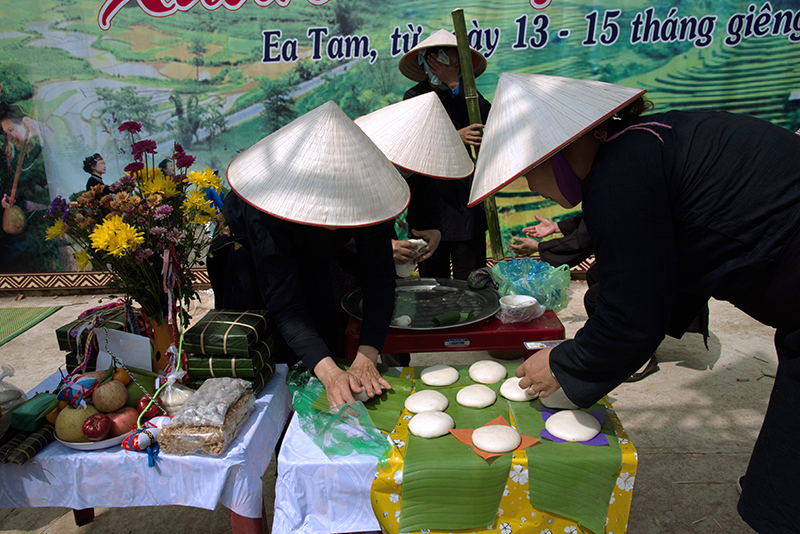 Tranh tài gói làm Bánh dày