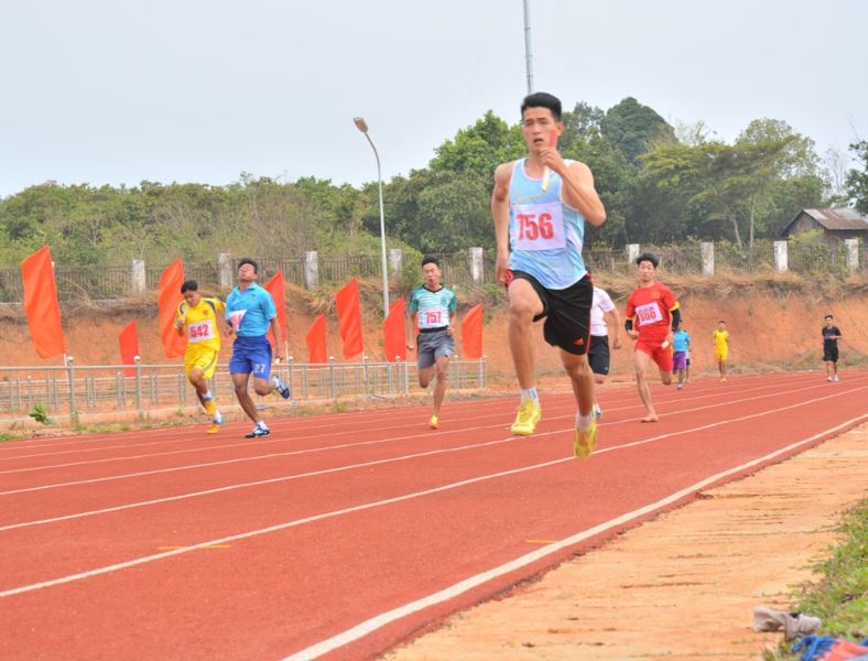 Vận động viên đoàn Krông Pắc bứt phá về đích nội dung 4x100 mét nam.