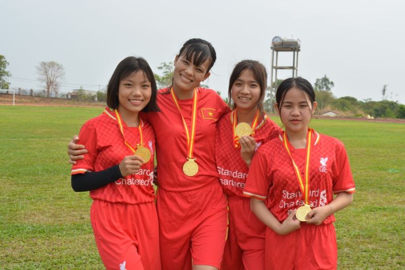 Niềm vui của các vận động viên huyện Ea Kar khi đoạt huy chương Vàng, nội dung 4x100 mét nữ.