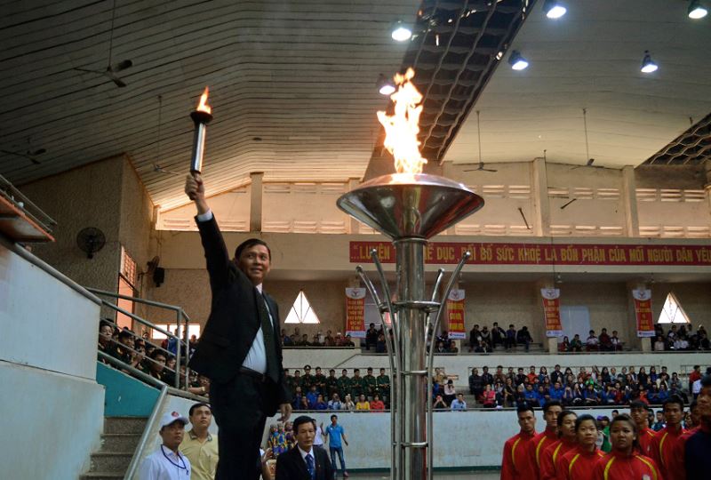 Phó Chủ tịch UBND tỉnh, Trưởng Ban Chỉ đạo Đại hội Nguyễn Tuấn Hà thắp đuốc truyền thống khai mạc Đại hội.
