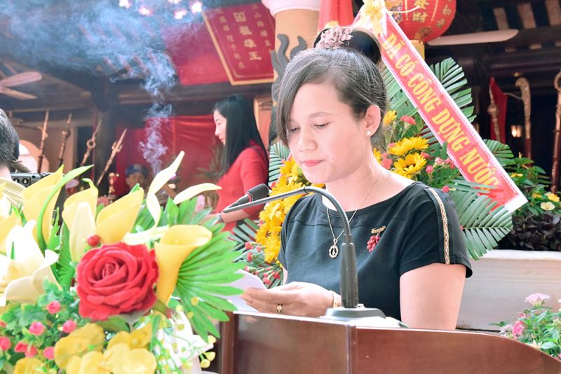 Giám đốc Sở VH-TT-DL H'Lim Niê báo công lên các Vua Hùng thành quả xây dựng và phát triển kinh tế, xã hội, an ninh - quốc phòng của tỉnh trong năm qua