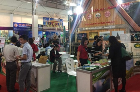 Gian hàng 3 tỉnh Đắk Lắk, Gia Lai và Kon Tum giới thiệu, quảng bá du lịch chủ đề "Tây Nguyên đại ngàn" tại hội chợ.