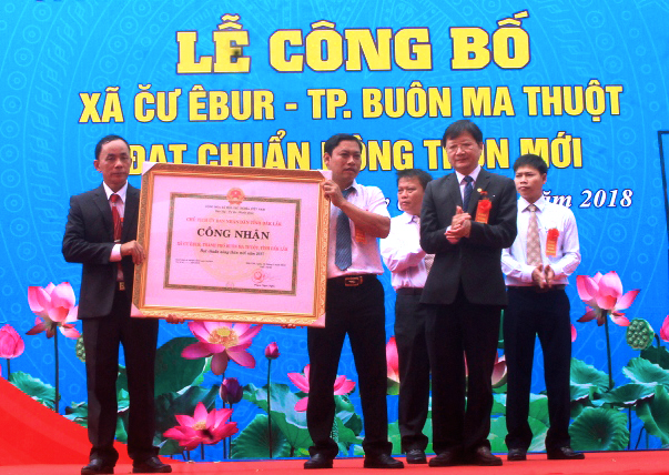 Chính quyền địa phương và người dân Cư Êbur vinh dự đón nhận Bằng công nhận xã đạt chuẩn nông thôn mới  