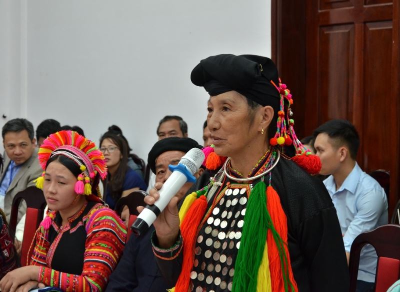 Bà Hù Cố Xuân, dân tộc Si La (Lai Châu) phát biểu ý kiến tại Hội nghị