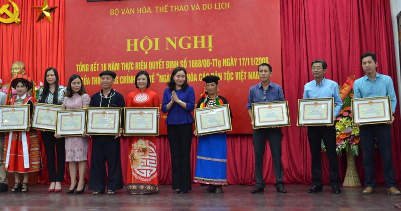 Thứ trưởng Trịnh Thị Thủy trao Bằng khen cho các tập thể, cá nhân có thành tích.