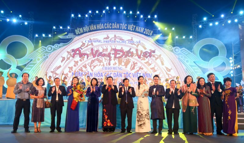 Các lãnh đạo chúc mừng thành công của Đêm hội Văn hóa các dân tộc Việt Nam. Ảnh: Nam Nguyễn