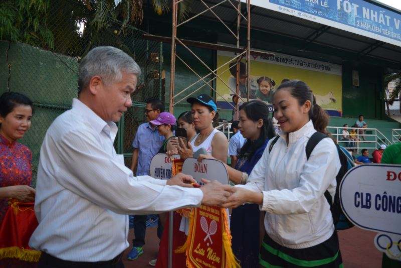 Phó Giám đốc Sở VHTTDL Phạm Tâm Thanh trao Cờ lưu niệm cho các đơn vị tham gia 