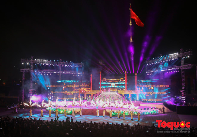 Tối 27/4, tại Quảng trường Ngọ Môn (Huế) đã diễn ra Lễ Khai mạc Festival Huế 2018 với chủ đề “Di sản văn hóa với hội nhập và phát triển - Huế 1 điểm đến 5 di sản”. 