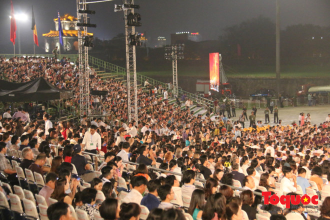 Rất đông khán giả đến xem chương trình nghệ thuật trong đêm khai mạc Festival 2018.