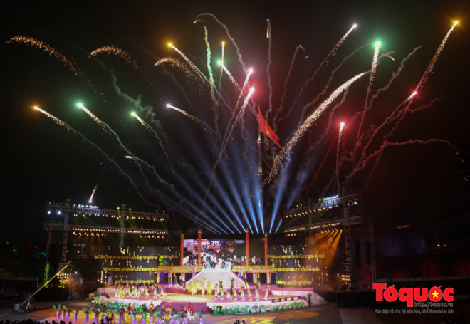 Đêm khai mạc Festival Huế 2018 khép lại ấn tượng với những màn bắn pháo hoa nghệ thuật.