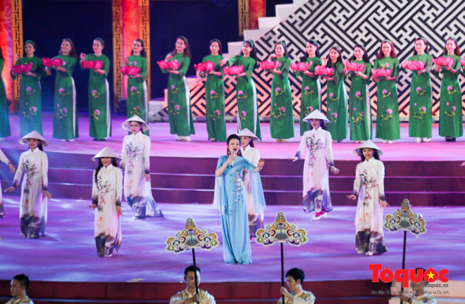 Hát múa ca khúc "Rất Huế" qua phần trình bày của ca sĩ Tân Nhàn.