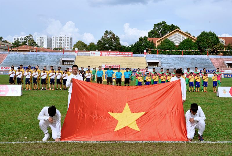 Hai đội bóng ra sân chào cờ trước khi thi đấu.